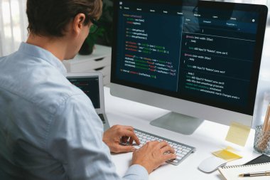 BT geliştiricisi, güncellenmiş sürüm uygulaması projesinde genel sistem oluşturmak için pc ve laptop ekran üzerinde yeni bir kod programı oluşturmak üzere çevrimiçi yazılım geliştirme bilgisi üzerinde çalışıyor. Bireysel.