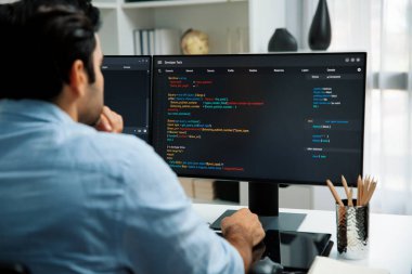 Modern ofisteki web sitesinde son güncelleme sürümü için iki pc ekranda akıllı bilişim geliştirici yazılım geliştirme kodlaması üzerinde yoğunlaşmak, virüs yazılım uygulama programı yaratmak. Tahmin et..