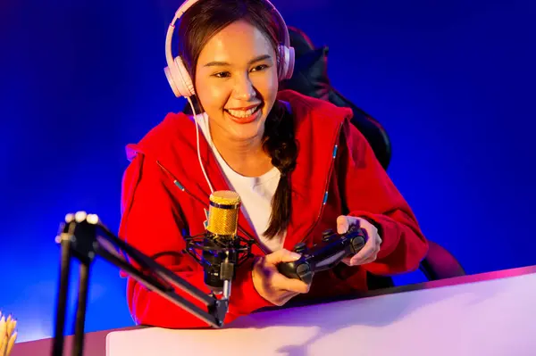 Gastheer Kanaal Van Glimlachende Mooie Aziatische Meisje Streamer Met Joystick — Stockfoto