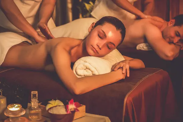 Kafkas Çift Müşterileri Stres Önleyici Spa Masajının Keyfini Çıkarıyorlar Lüks — Stok fotoğraf