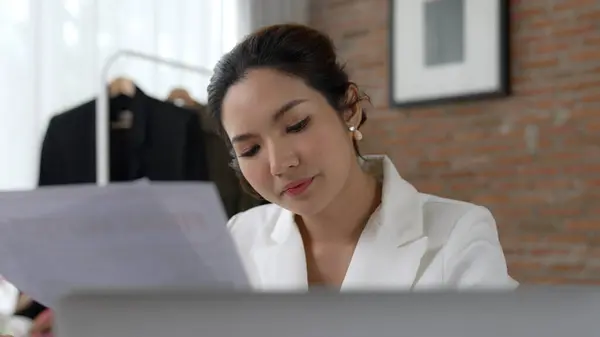 Young Businesswoman Sitting Workspace Desk Using Laptop Computer Internet Online — Stock Photo, Image