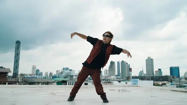 Rörelseshot Boy Dansföreställning Professionell Street Dansare Taket Med Sky Scrapper — Stockfoto
