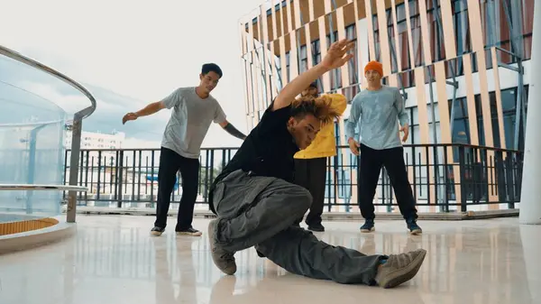 嘻哈团队的舞蹈突破舞蹈 而多文化的朋友包围和拍手欢呼或鼓励他的朋友跳舞 活跃而充满活力的街舞 2024年户外运动 奋斗者 — 图库照片