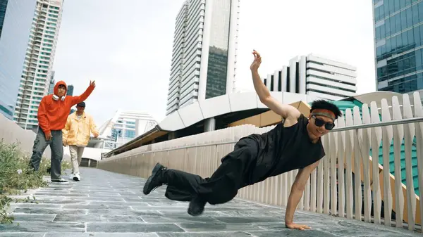 Panorama Tiro Break Dancer Executar Boy Desempenho Passo Energético Vista — Fotografia de Stock