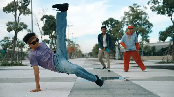 Aantrekkelijke Danser Voeren Break Dance Freestyle Dans Het Bijzijn Van — Stockfoto
