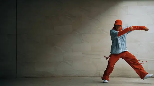 Yakışıklı Koreograf Gri Arka Planda Sokak Dansı Yapıyor Genç Çekici — Stok fotoğraf