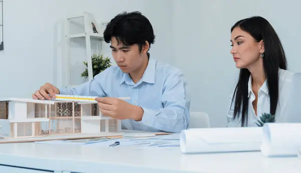 Profesjonalny Mężczyzna Azjatycki Architekt Pomocą Linijki Pomiaru Długości Modelu Domu — Zdjęcie stockowe