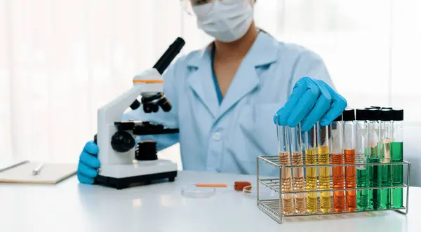 Laborforscher Entwickeln Neue Medikamente Oder Heilen Mit Bunten Chemischen Flüssigkeiten — Stockfoto