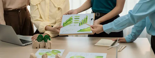 Professionele Business Team Presenteren Groene Business Project Met Behulp Van — Stockfoto