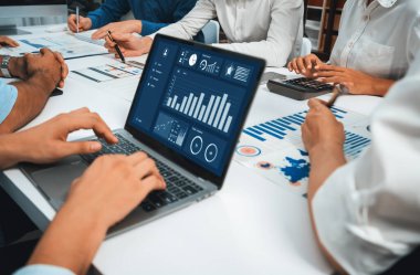 Analist ekibi, mali verileri analiz etmek için BI Fintech ekran dizüstünü kullanıyor. İş adamları BI yazılım teknolojisi torpido gücünün ticari pazarlama planlamasında kullanılacak gücü analiz ediyor. Tedbirli