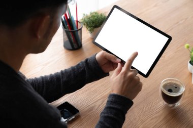 Tasarımınız için mod bilgisayardaki beyaz boş ekran monitör ekranında maket yapın
