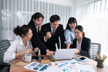 Ofis masasındaki finansal veri raporlarını analiz eden çeşitli bir grup iş analisti. Stratejik pazarlama planlaması için iş istihbarat analizine göre grafikler ve grafikler.