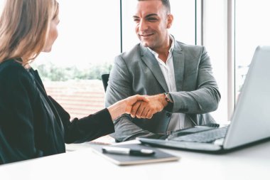 İş adamı yönetici el sıkışması. Modern işyerinde çalışan bir iş kadınıyla. Kurumsal şirketler konseptle uğraşır. uds