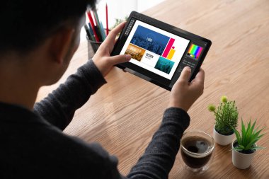 Web sayfasının modern tasarımı ve bilgisayar ekranında gösterilen ticari reklamlar için grafiksel tasarımcı yazılımı