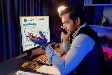 Akıllı iş adamı, akıllı telefon şirketinin ortağı ya da yatırımcısı kağıt işi raporları klasörüne not pazarı verileri yazarak satış kanalı disiplinlerini Neon Dark Light Room 'daki ürün hizmetlerini analiz ediyor. Tahmin et..