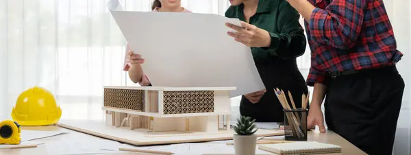 Arquiteto Engenharia Equipe Discussão Sobre Construção Casa Designer Interiores Trabalhando — Fotografia de Stock