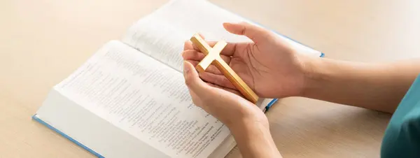 Dişi Tanrı Inananı Açık Ahşap Kilise Masasında Kutsal Kitap Üzerinde — Stok fotoğraf