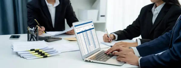 Corporate Accountant Team Maken Gebruik Van Boekhoudsoftware Laptop Berekenen Het — Stockfoto