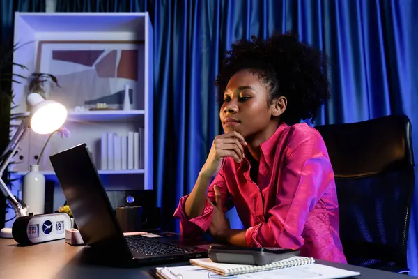 Работающая Африканская Блогер Сконцентрировалась Экране Ноутбука Серьезным Лицом Поиск Маркетинговых — стоковое фото