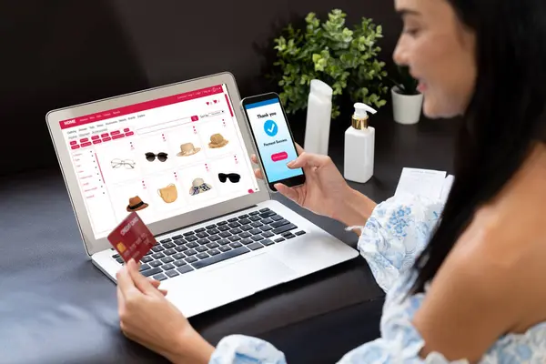 Mujer Joven Pedir Comprar Productos Internet Utilizando Ordenador Portátil Hacer — Foto de Stock