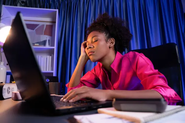 アフリカの女性フリーランサーは 試してみて ノートパソコンや文房具で机の周りに昼寝をして 机で寝るまでプロジェクトの仕事を続けるのを待っています 家庭での労働生活の概念 トーストメーカー — ストック写真