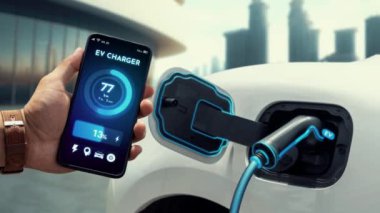 Akıllı telefon uygulaması ekranda dijital EV araba aküsünün şarj istasyonu ile şarj olurken durumunu gösteriyor. Otomobil kullanımı kavramı için alternatif sürdürülebilir ve temiz enerji. İnceleyin
