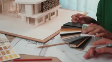 Mimari teçhizat kullanan yetenekli iç mimar tasarım tasarımı, iç mimar müşteri talebine dayalı örneklerden uygun renk ve malzeme seçer. Değiştirilmiş.