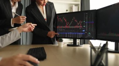 Hisse senedi borsası pazarlamasını analiz eden yavaş çekim şirketindeki yatırımcılar, kayıp için mum bar fiyatını analiz eden monitörlere bakıyor ve kazanç ve kâr elde ediyor. Filizlenen