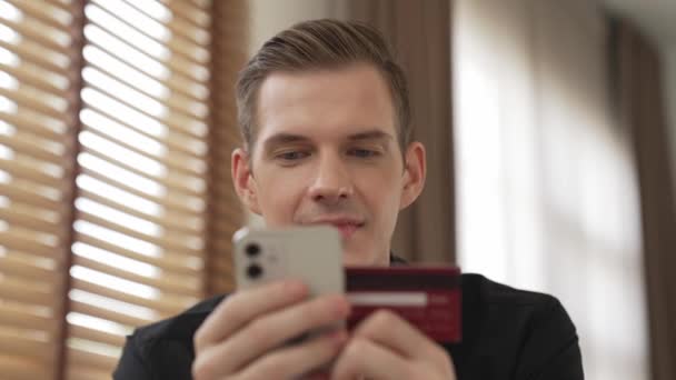 Mladý Muž Sedí Stolu Pomocí Line Platební Aplikace Digitální Peněženka — Stock video
