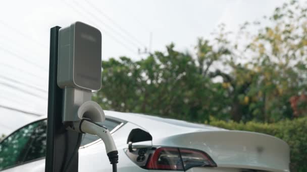 电动汽车技术用于住宅区或家庭充电站的电动汽车电池充电 清洁和可持续能源对未来环境的无害生态运输 太奇怪了 — 图库视频影像