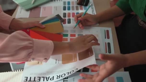 Αργή Κίνηση Χέρι Closeup Δύο Σχεδιαστών Brainstorming Και Επιλέγοντας Χρώμα — Αρχείο Βίντεο