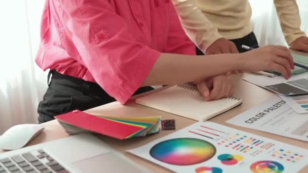 慢动作设计团队的头脑风暴和选择颜色为平面设计工作或客户询问建议与色彩咨询在设计代理办公室 — 图库视频影像