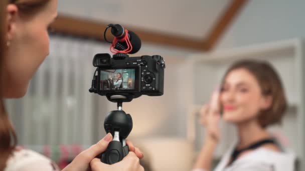 两个有影响力的伙伴拍摄直播Vlog视频评论化妆社交媒体或博客 快乐少女与化妆品工作室照明营销录音会议在线广播 — 图库视频影像