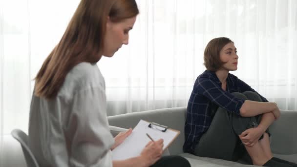 Triste Paciente Ptsd Mulher Terapia Para Saúde Mental Com Psicólogo — Vídeo de Stock