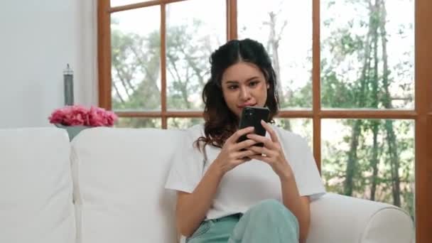 Jovem Mulher Usando Smartphone Navegação Para Compras Line Comércio Por — Vídeo de Stock