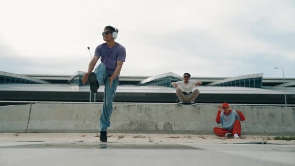 亚洲霹雳舞蹈团在多元文化朋友的支持下表演街头舞蹈 并推动嘻哈音乐的发展 迷人英俊的嬉皮士在街上练习男孩跳舞 2024年户外运动 神气活现 — 图库视频影像