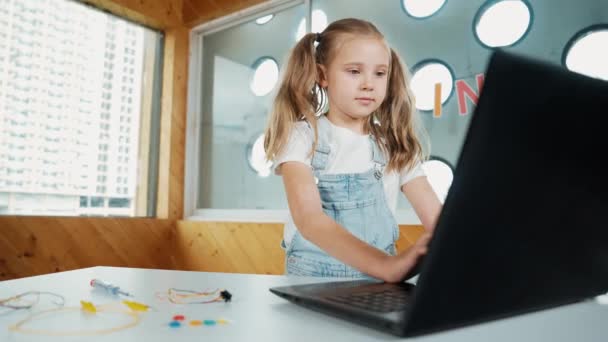 白人女孩在跨臂时使用笔记本电脑编程软件 满怀信心地庆祝这个成功的项目 漂亮的儿童编码系统 同时在Stem课堂上自豪地看着屏幕 Erudition — 图库视频影像