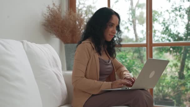 인터넷에서 중요한 노트북 컴퓨터를 아프리카계 미국인 집에서 일하는 온라인 콘텐츠 — 비디오