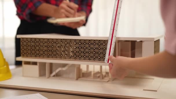 Slow Motion Home Designer Met Behulp Van Architectonische Apparatuur Beoordelen — Stockvideo