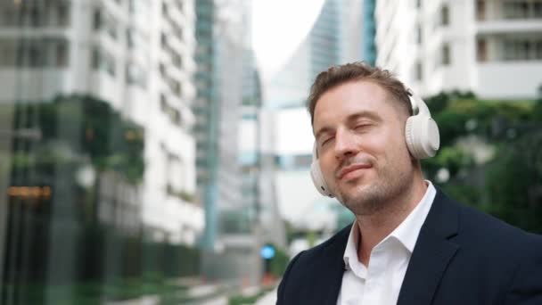 Hombre Negocios Caucásico Escuchar Auriculares Bailar Música Relajante Con Alegre — Vídeos de Stock