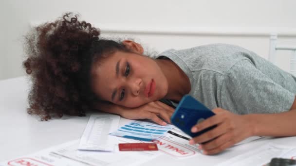 Zestresowana Młoda Kobieta Problemy Finansowe Długiem Karty Kredytowej Aby Zapłacić — Wideo stockowe