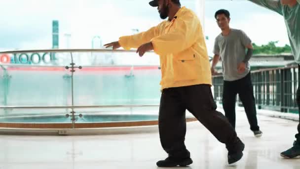 Hip Hop Εφηβική Ομάδα Εκτελέσει Boy Χορό Στο Εμπορικό Κέντρο — Αρχείο Βίντεο