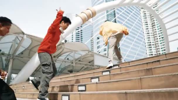 Çeşitli Hipster Grupları Sokak Dansı Yaparken Merdivenlerden Çıkıyorlar Çekici Asyalı — Stok video