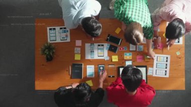 Beyin fırtınası yapan ve kodlama programı ya da mühendislik programı olan tablet arayan ekibin üst görüşü. Bir grup pazarlama ve yaratıcı insan programlama sistemi hologramıyla birlikte çalışıyor. Cemaat.