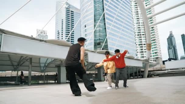 熟练的嬉皮士在城市表演脚步声时一起跳舞 专业的霹雳舞蹈演员一边欣赏音乐一边看着镜头 低角度相机 现代生活方式 2024年户外运动 神气活现 — 图库视频影像