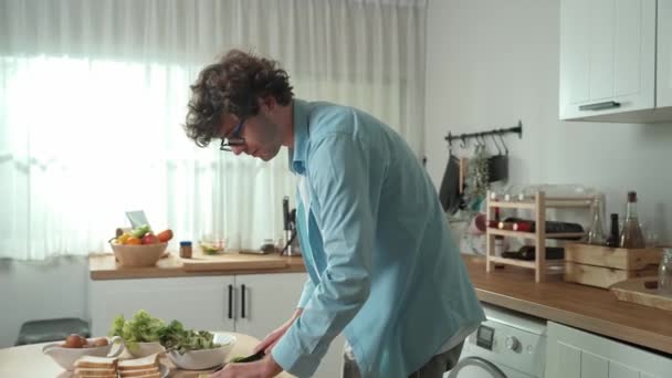 Gelukkig Vader Verplaatsen Naar Muziek Tijdens Het Koken Van Voedsel — Stockvideo