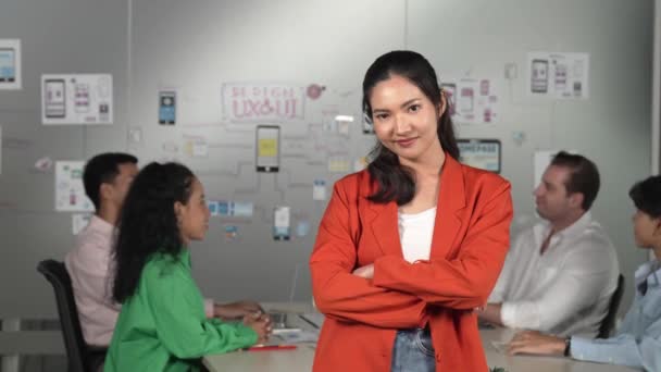 专业的女商人自信地站在富有创意的商务会议上 在不同的商人讨论使用Ux和Ui设计时 漂亮而自信的领导形象 机械手 — 图库视频影像