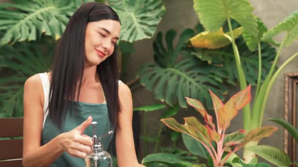 Fiatal Női Kertész Gondozása Gyengéd Öntözés Trópusi Növény Minimalista Építészeti — Stock videók