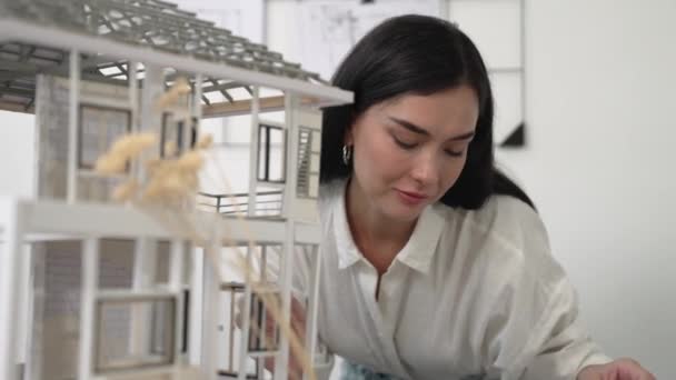 Jonge Mooie Kaukasische Architect Ingenieur Draait Huis Model Rond Inspecteren — Stockvideo