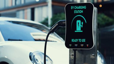 EV şarj istasyonu elektrikli araba için pil durumu arayüzü, temiz enerjiye sahip yeşil şehre örnektir. Alternatif enerji sürdürülebilirliğinin teknolojik gelişimi. İnceleyin